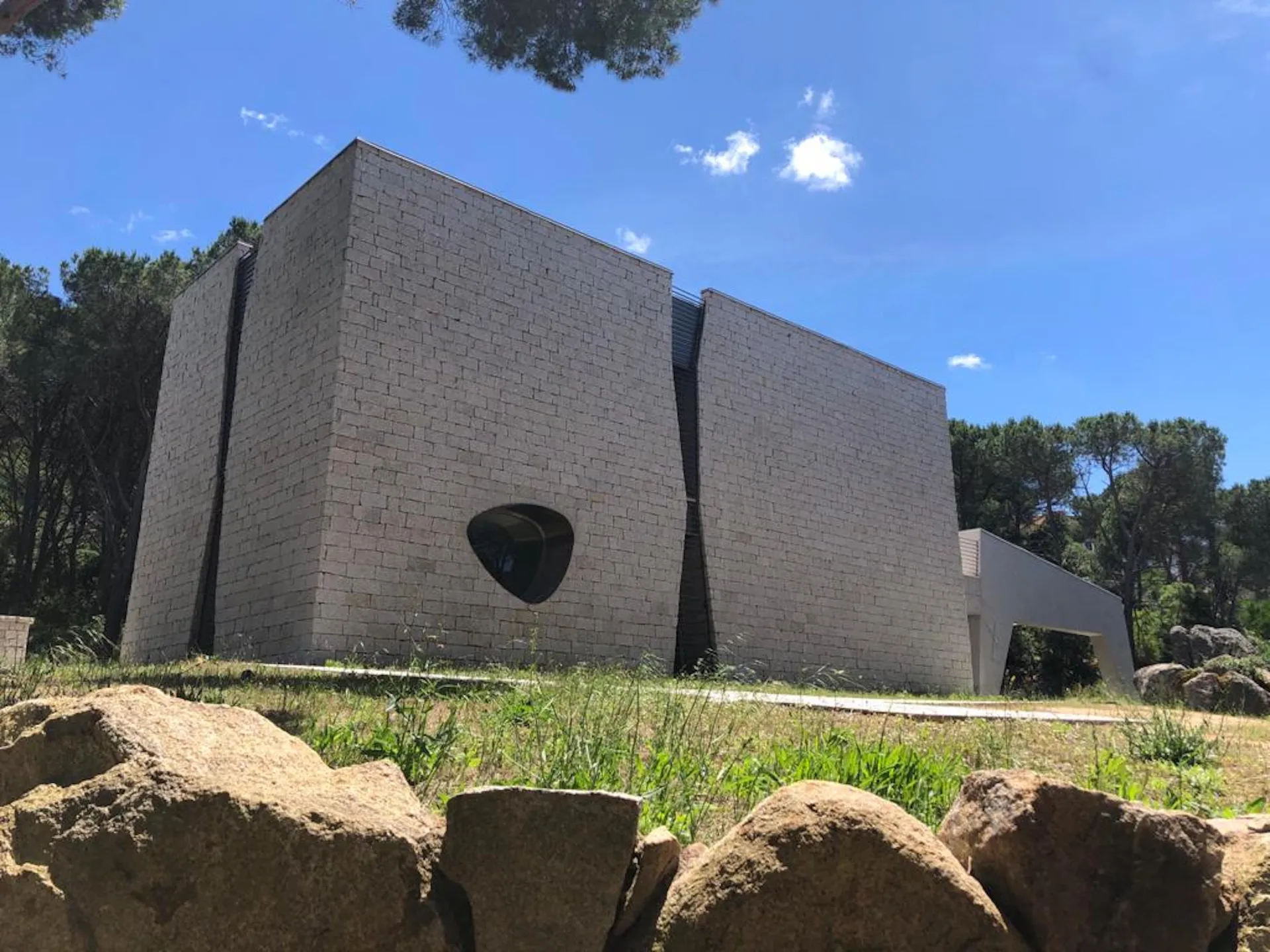 L'esterno del museo spazio CEDAP, di forma squadrata rivestito in granito