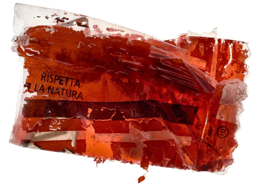 una confezione di plastica rossa e trasparente, fotografata su uno sfondo bianco